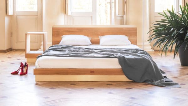 Kaissu Vira on upea, minimalistinen sänky, jossa on hoikasta muotoilusta huolimatta vahvuutta ja kestävyyttä antavat arvokkaat materiaalit – tammen massiivipuu sekä metalli. Rungon alaosa ja päädyn yläosa on muotoiltu harjatulla, mattapintaisella metallilla.